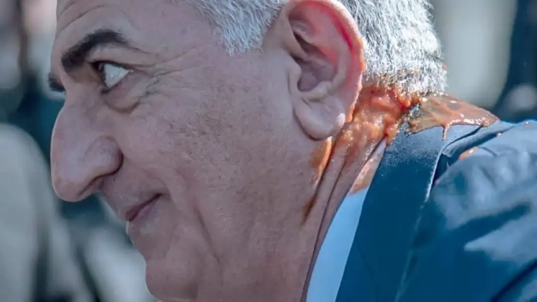 싱글벙글 봉변당한 이란 전 황태자 레자 팔라비