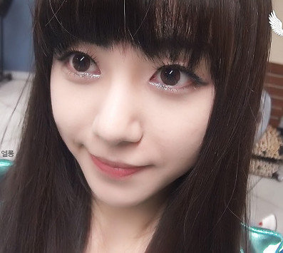 언제나 그랬듯 너 떠나면 니가 보면 아파할까봐 참았던 슬픈 눈물을 흘리곤 해