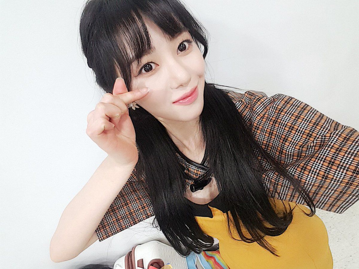 눈물이 비가 되었고 내 울음이 천둥이 되어 가슴을 무너뜨리고 가나봐 가지마 제발 떠나지마 마음이 미친듯이 외쳐봐도 이제는 듣지 못할 사람.. 하늘아 제발 그 사람 가는 길 힘들지 않도록 혹시나 그 이름을 실수라도 부르지 않도록 사랑아 어떻게든 그 사람 보내주어야 한다 그게 누가 봐도 멋진 남자니까.. 한숨은 바람이 되어 추억까지 흐트려놓고 제 자릴 찾으려 해도 잘 안돼 사랑해 그대를 사랑해 입술이 지금까지 숨겨왔던 다시는 하지 못 할 그 말..