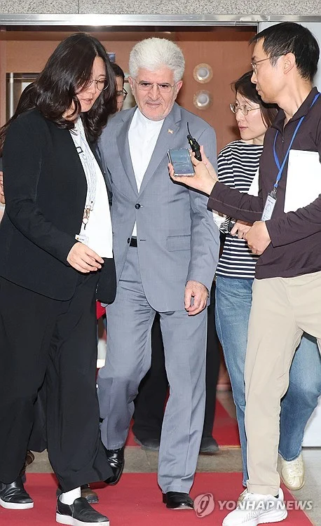 방금 외교부 초치 후 청사에서 떠나는 이란대사 JPG